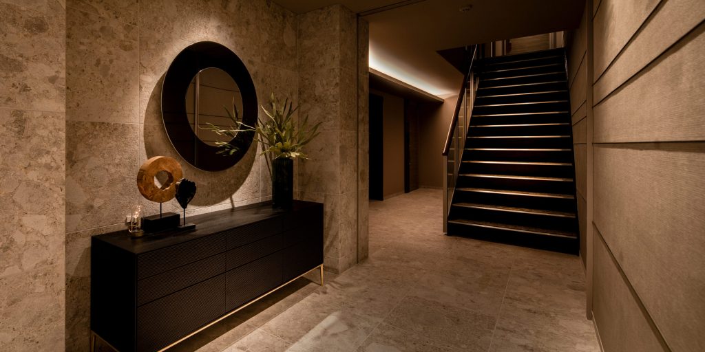 ホテルライクなエントランスホール | 施工事例 | RIVIERA デザインタイル・天然石のリビエラ株式会社